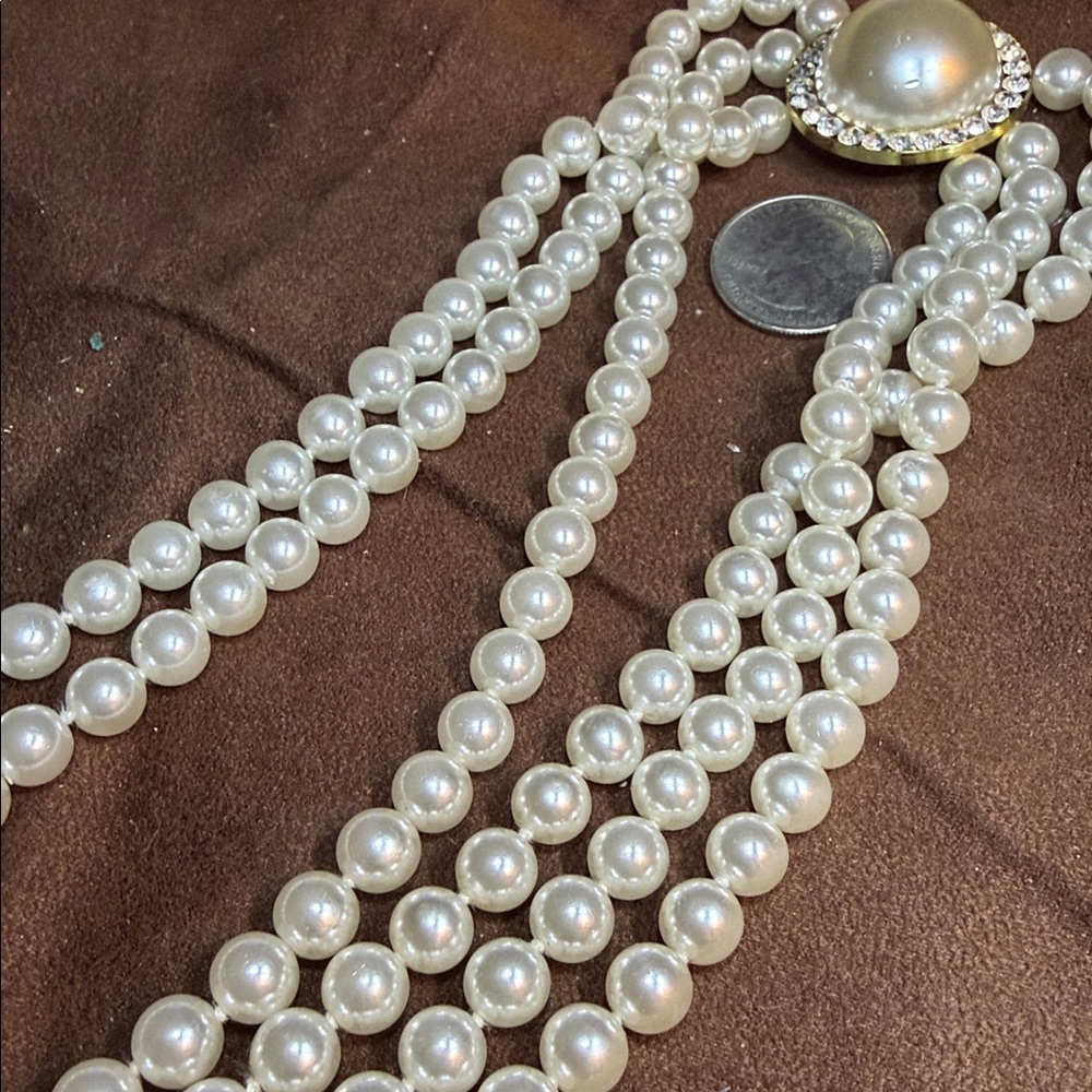 Luxurious 3 strand pearl necklace 🐈⬛ 16” long - Picture 3 of 5
